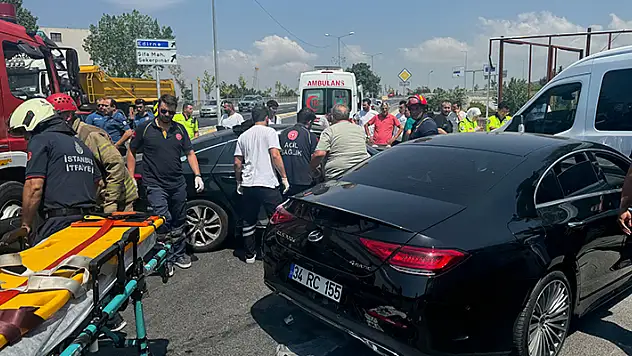  Tuzla'da kavşağa giren otomobil kaza yaptı: 2'si çocuk 3 yaralı