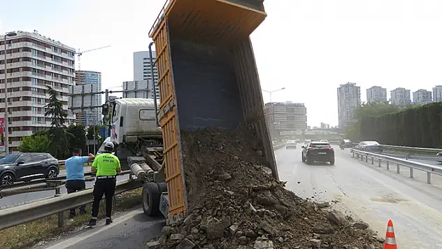  Ümraniye'de damperi açılan kamyon bariyerlere çıktı