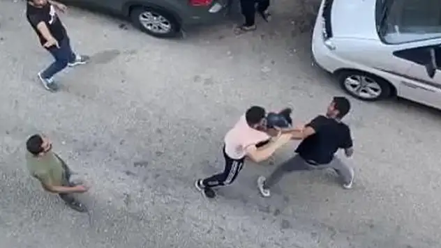 'Yan baktın' meselesinde sokak ringe döndü, yumruklar havada uçuştu
