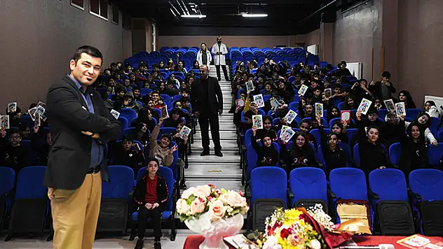  Yazar Başdemir, Yöntem'de öğrencilerle buluştu
