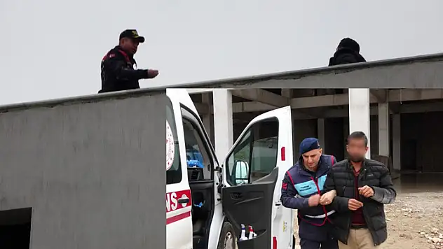 'Yevmiyem eksik hesaplandı' deyip çatıya çıktı
