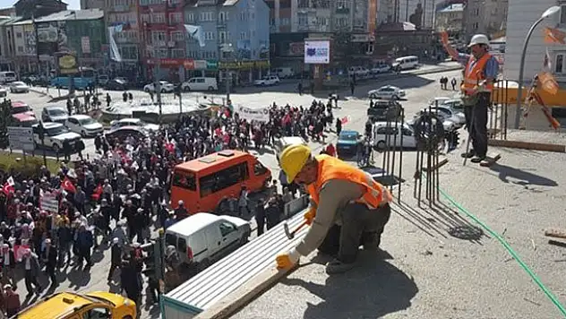 1 Mayıs'ta çalışmak zorunda olan inşaat ve temizlik işçileri