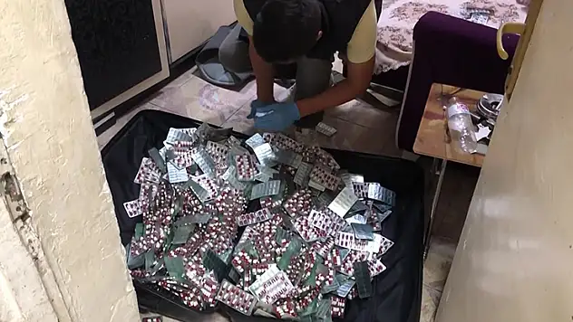 10 bin adet uyuşturucu hapla yakalandılar: 'Uyuşturucu satmıyoruz' savunması yaptılar