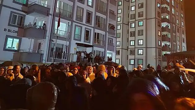 10 kız öğrenci mahsur kaldı! Yurt asansöründe 45 dakika!

