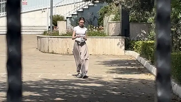 10 saniyeyle hayalleri kapıda kaldı: YKS'ye geç kalan öğrencinin üzüntüsü kamerada