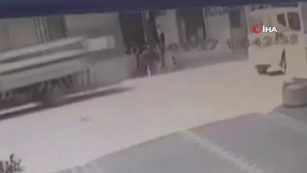 10 yaşındaki çocuğa kamyonet kapağı çarptı!
