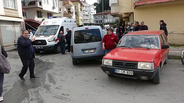 10 yaşındaki çocuk gaza bastı, araç park halindeki araçlara çarptı

