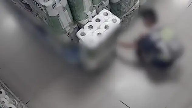 10 yaşındaki çocuk markette peçeteleri yakarak yangın çıkardı