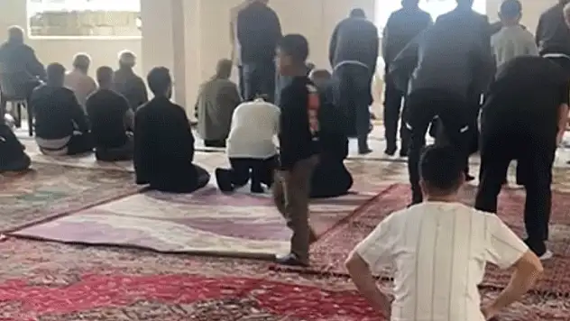 10 yıl sonra ilk namaz: Yarım yamalak camide bayram coşkusu