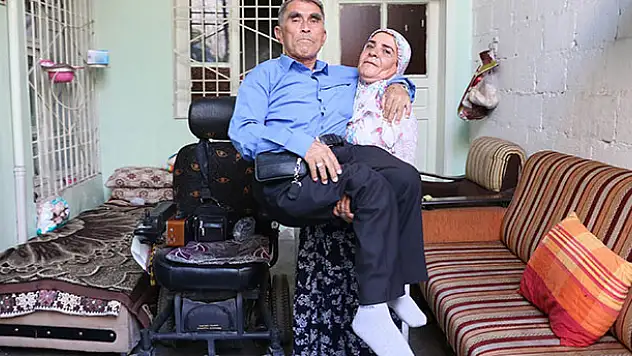 10 yıldır kocasını sırtında taşıyor