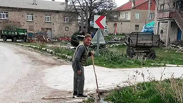 10 yıldır mahallenin temizliğini yapıyor