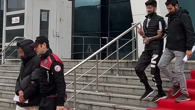 100 bin liralık uyuşturucuyla yakalandılar zafer işareti yaptılar
