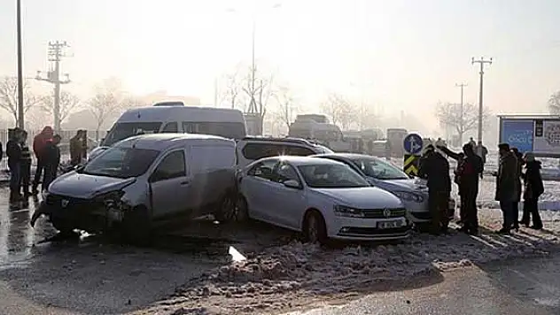 100'e yakın araç birbirine girdi