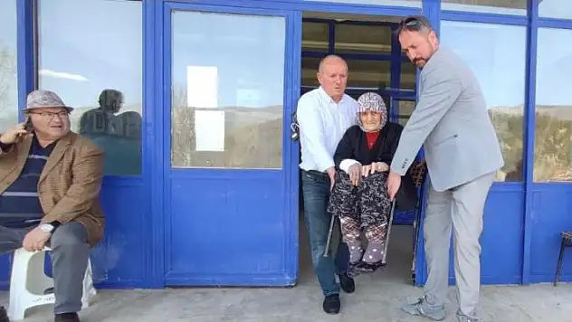 100 yaşındaki Fadime nine oy kullanmaya oğlunun sırtında gitti
