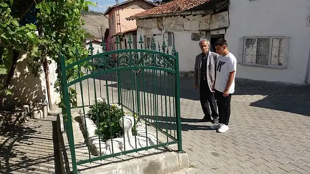 100 yıldır yolun ortasında duran gizemli mezar!