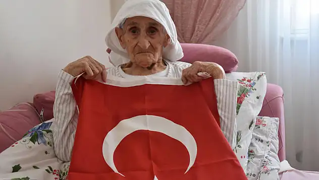 103 yaşındaki Zeynep Gülbil'in bayrak sevgisi
