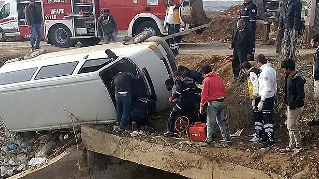 11 yaşındaki çocuğun kullandığı minibüs devrildi