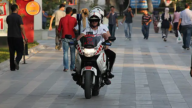 112 motorize ekipler sağlık dağıtıyor