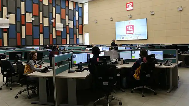 112'ye gelen çağrılar pes dedirtti! 'Ufo gördüm' diye arayan da var, 'Evlenmek istiyorum' diye arayan da