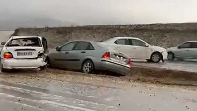12 kişinin yaralandığı zincirleme kaza cep telefonu kamerasında: 6 araç böyle çarpıştı
