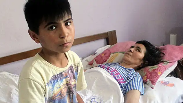 12 yaşında yatalak annesine bakıyor