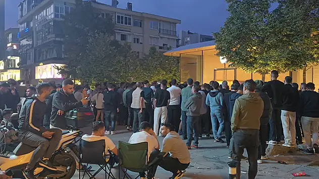 120 bin TL'lik telefon için, geceden kuyruğa girdiler
