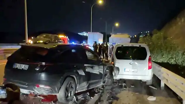 13 aracın karıştığı zincirleme kazada 22 kişi yaralandı
