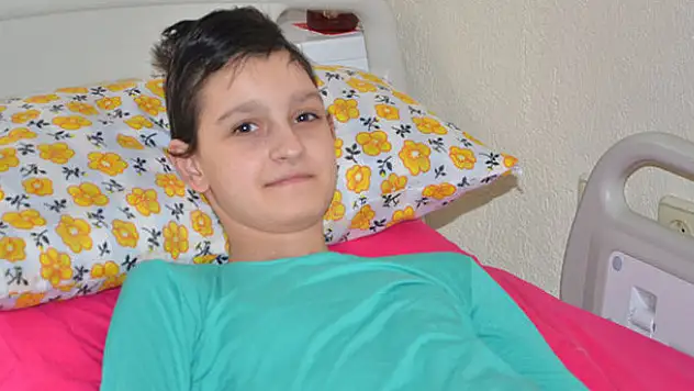 13 yaşındaki Derya, İbrahim Tatlıses'le aynı kaderi yaşıyor