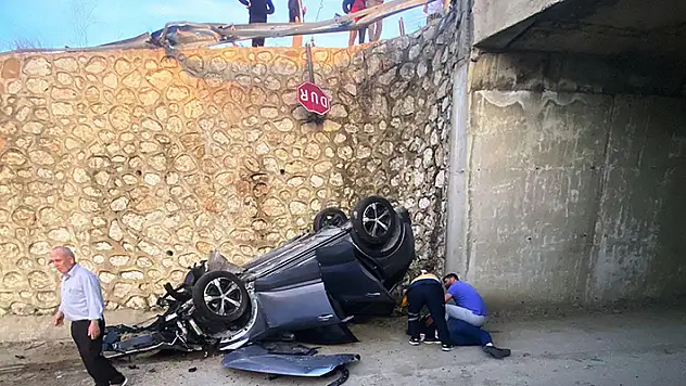 13 yaşındaki sürücünün kullandığı otomobille çarpışan otomobil köprüden uçtu: 7 yaralı
