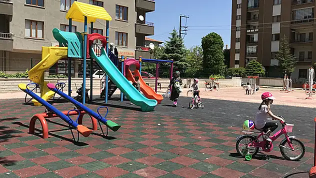 14 yaş altı çocuklar uzun zaman sonra ilk kez sokağa çıktı