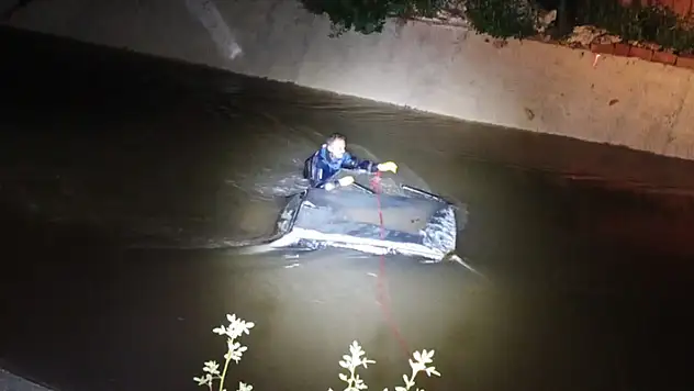 14 yaşındaki çocuk, babasından izinsiz aldığı otomobille sulama kanalına uçtu: 2 ölü