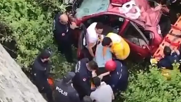 140 kilometre hızla istinat duvarından düşen otomobildeki yaralılardan 3'ü futbolcuymuş

