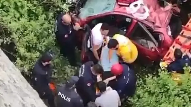 140 kilometre hızla istinat duvarından düşen otomobilde ölü sayısı 2'ye yükseldi
