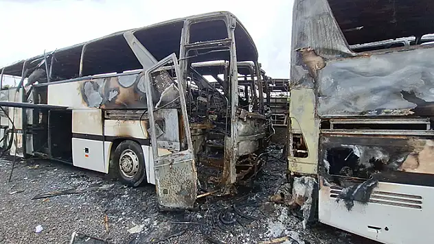 15 aracın yandığı yangında hasarın boyutu gün ağarınca ortaya çıktı
