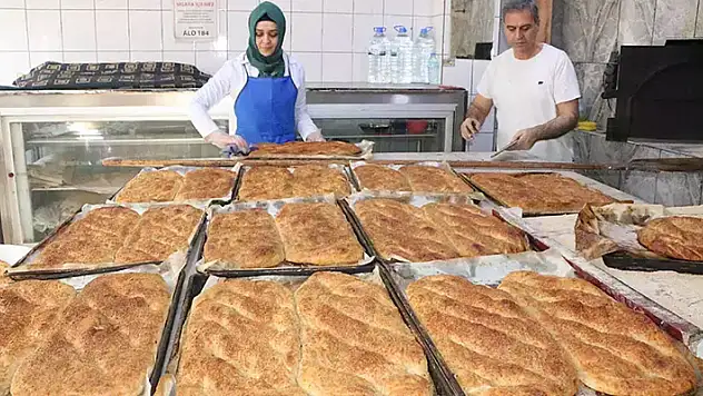 15 dakika pişiyor, tel tel oluyor! Haşhaşlı tahinli pideye yoğun ilgi
