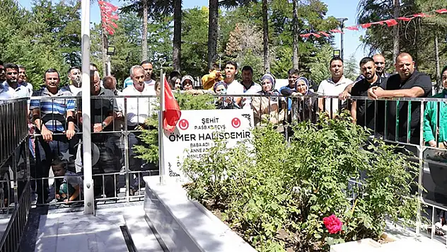 15 Temmuz kahramanı şehit Ömer Halisdemir'in kabrinde ziyaretçi yoğunluğu
