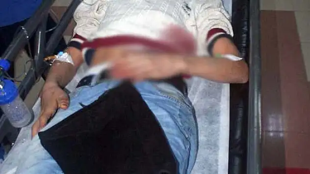 15 yaşındaki bir genç  sokak ortasında  bıçaklandı
