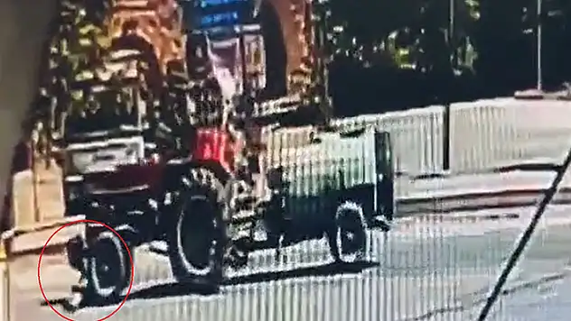 15 yaşındaki genç, aynı yaştaki  sürücünün kullandığı traktörden düşüp ağır yaralandı o anlar kamerada
