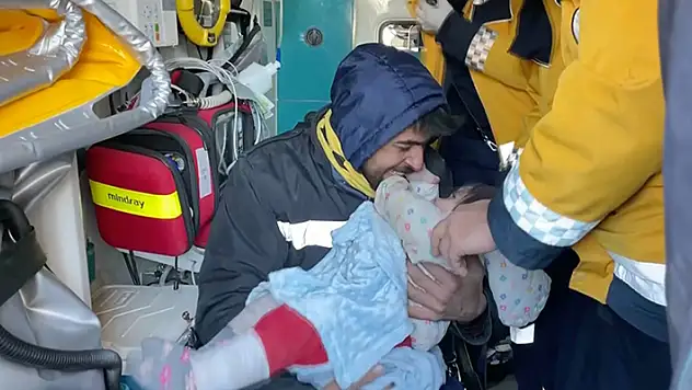 1,5 yaşındaki Masal depremden 55 saat sonra enkazdan çıkarıldı
