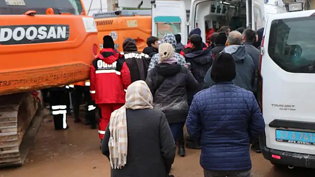16 yaşındaki kız 29 saat sonra enkazdan sağ çıkarıldı
