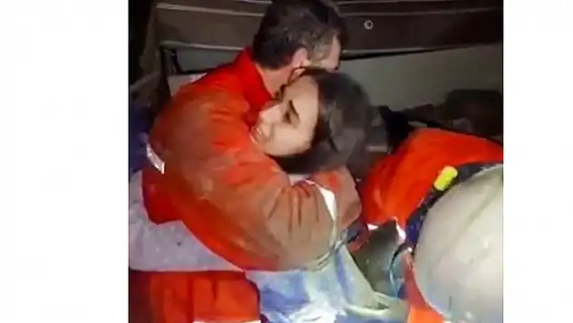 16 yaşındaki Şevval, enkaz altından sağ kurtarıldı! Kendini kurtaran itfaiye erine böyle sarıldı
