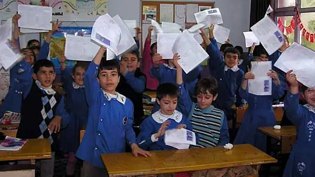 17 milyon 559 bin öğrenci bugün karne alıyor