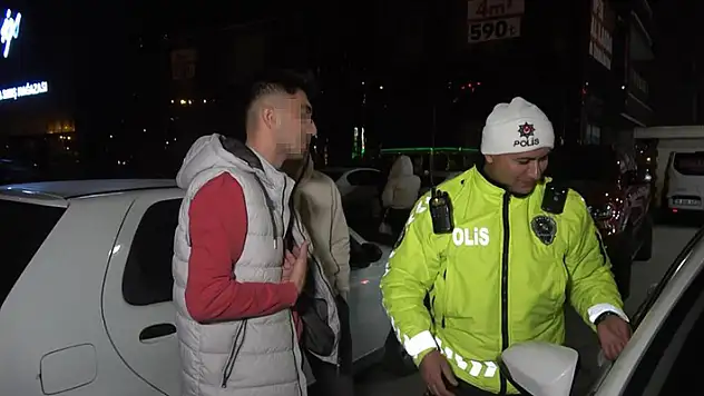 17 yaşında alkollü sürücü ve arkadaşı dakikalarca polise dil döktü: Komiserim siz köyümüze gelirseniz size zeytin ikram ederim
