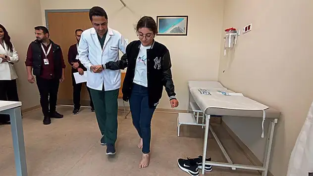 17 yaşındaki genç kız, Konya Şehir Hastanesinde geçirdiği operasyonun ardından kesilmesini istediği ayaklarıyla yürümeyi başardı