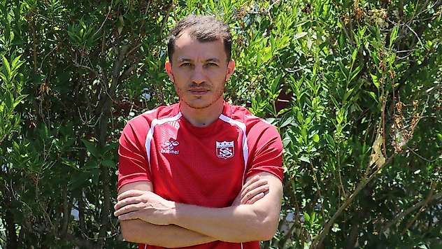 17 yıl formasını giydiği takıma yardımcı antrenör oldu