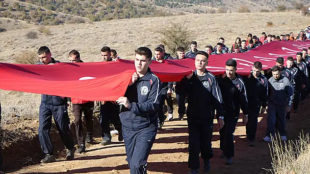 1744 rakımlı Dinek Dağı zirvesinde Cumhuriyet coşkusu