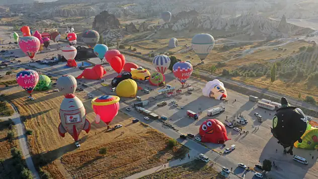 18 ülkenin figürlü sıcak hava balonları Kapadokya semalarında
