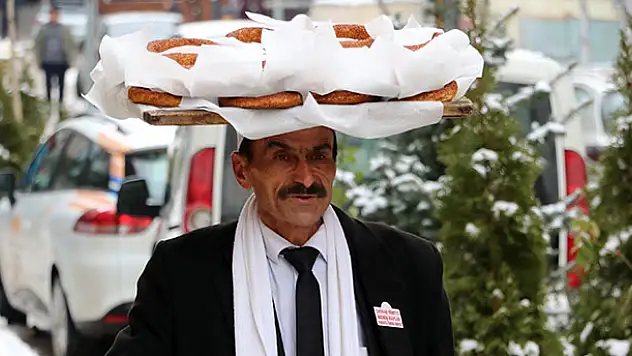 18 Yıldır Takım Elbisesi İle Simit Satıyor