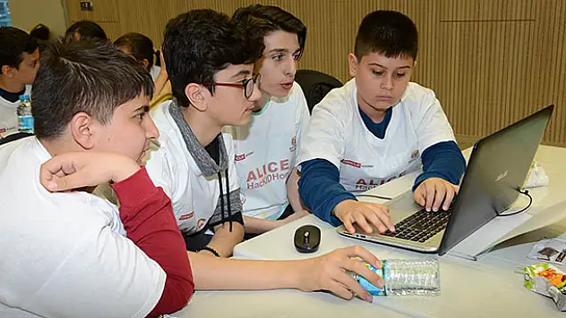180 Öğrenci Elektronik Kodlama Yarışmasında Ter Döktü
