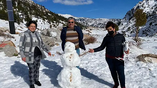1825 rakımlı Alacabel'de yolcuların kar keyfi